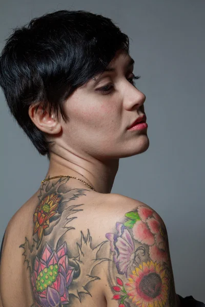 Polárszűrő a tetoválás, barna rövid hajú nő — Stock Fotó