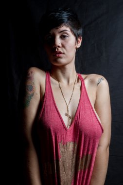 Kısa saçlı esmer kadın kırmızı bir tişört onun h ile aşağı çekerek