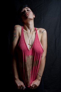 Kısa saçlı esmer kadın kırmızı bir tişört onun h ile aşağı çekerek