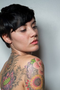 Bir dövme ile güzel bir kısa saçlı esmer kadının arkadan görünüş