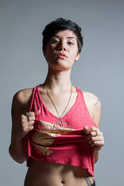 Korte-haren brunette vrouw met een rood tank top met haar handen, — Stockfoto