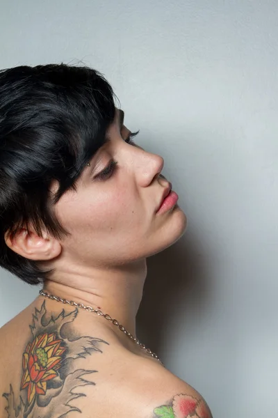 Güzel bir kısa saçlı esmer kadının arkadan görünüş