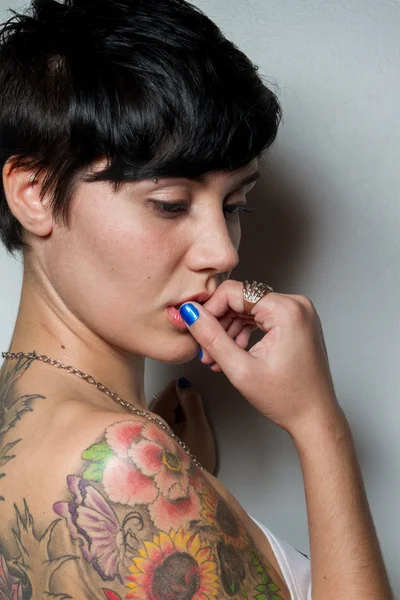 Bir dövme ile güzel bir kısa saçlı esmer kadının arkadan görünüş