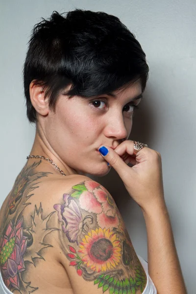 Vista trasera de una hermosa mujer morena de pelo corto con un tatuaje — Foto de Stock