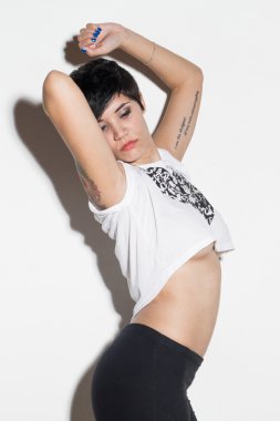 Profil sahibi bir WHI giyen bir çekici kısa saçlı esmer kadın