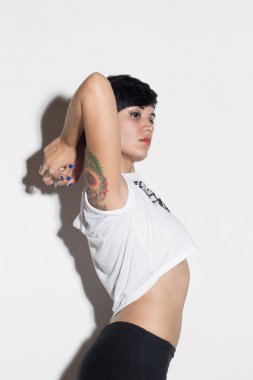 Profil sahibi bir WHI giyen bir çekici kısa saçlı esmer kadın