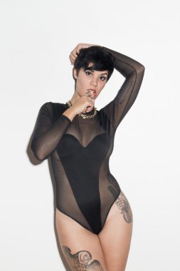 Bir yarı saydam vücut giymiş seksi kısa saçlı esmer kadın