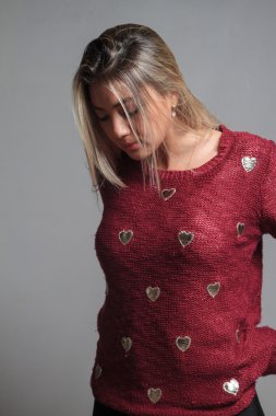 Güzel sarışın bir kadının portresi.