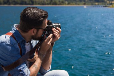 Patagonya Argenitna adlı bir kamera ile genç adam