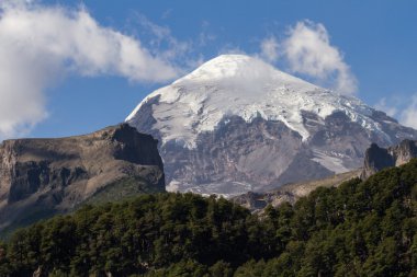 Güneşli bir günde Lanin vulcano