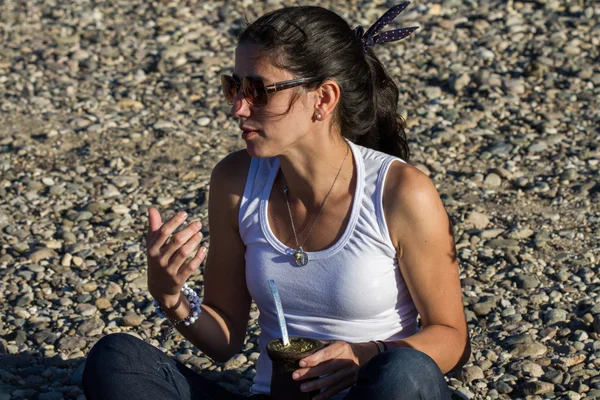 Mooie vrouw, het dragen van een zonnebril, het talkin — Stockfoto