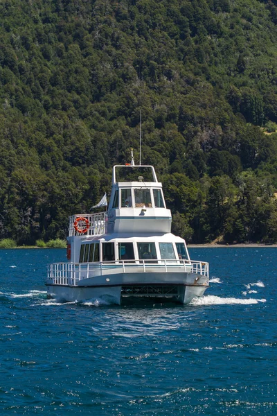 Patagonya Arjantin bir göl üzerinde yelken bir katamaran