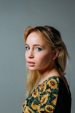 sarışın kadın kameraya bakıyor