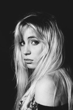 Siyah beyaz kamera bakarak ciddi sarışın kadın