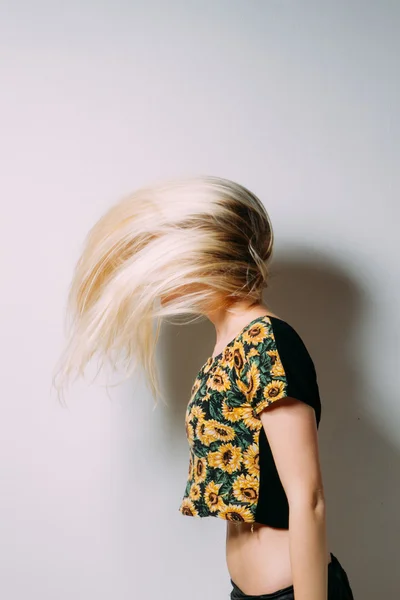 Mulher loira de pé, movendo o cabelo — Fotografia de Stock