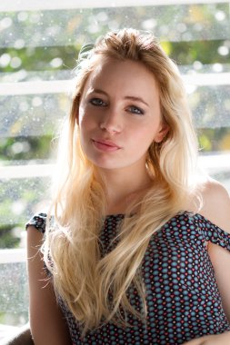 Şehvetli sarışın kameraya, güleryüzlü arıyorsunuz