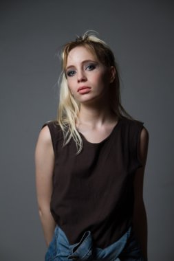 Kameraya bakarak sarışın bir at kuyruğu ile