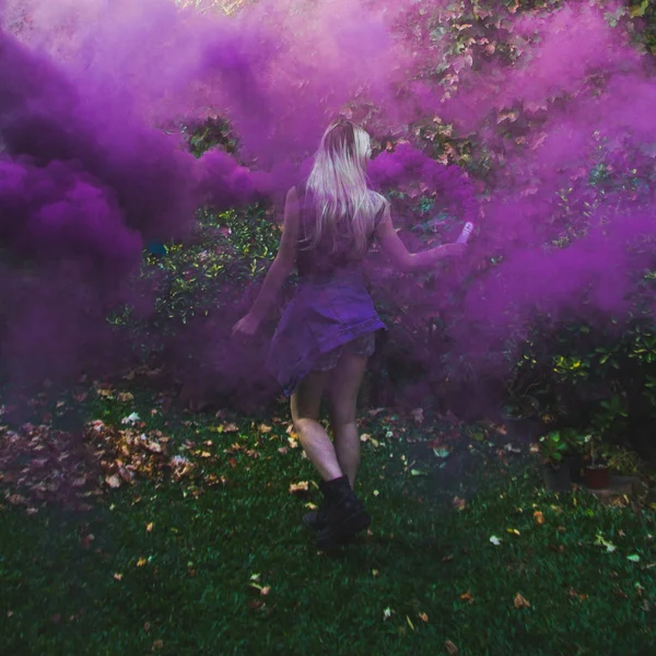 Szőke mögött lila füst, szabadban Jogdíjmentes Stock Képek