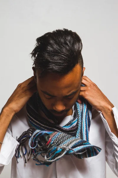 Latince adam gri bir duvarın üzerinden kapalı poz