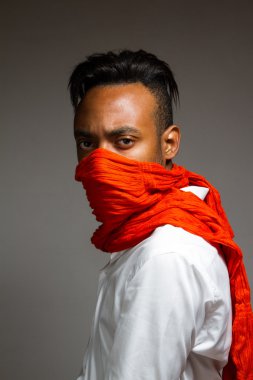 Latince adam gri bir duvarın üzerinden kapalı poz