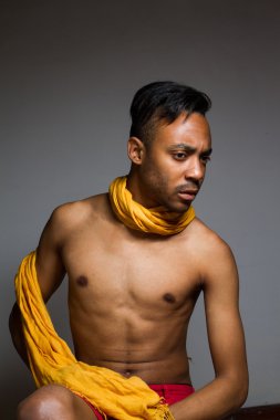 Latince adam gri bir duvarın üzerinden kapalı poz