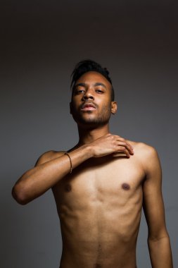 Latince adam gri bir duvarın üzerinden kapalı poz