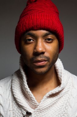 Latince adam gri bir duvarın üzerinden kapalı poz