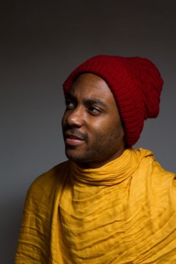 Latince adam gri bir duvarın üzerinden kapalı poz