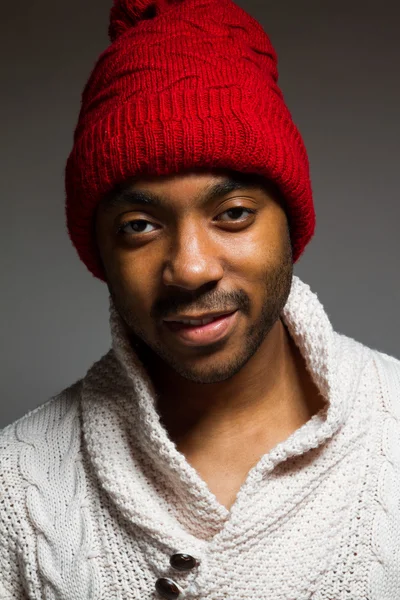 Latince adam gri bir duvarın üzerinden kapalı poz