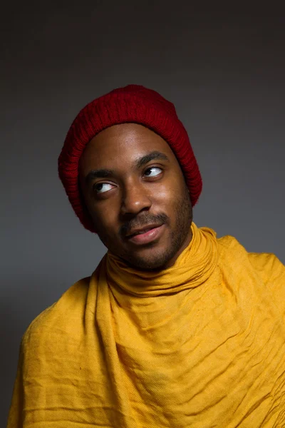 Latince adam gri bir duvarın üzerinden kapalı poz