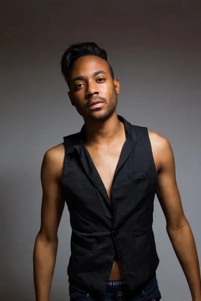 Latince adam gri bir duvarın üzerinden kapalı poz