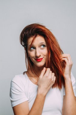 Kızıl saçlı kadını portresi