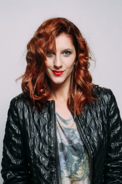 Kızıl saçlı kadını portresi