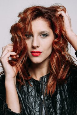 Kızıl saçlı kadını portresi