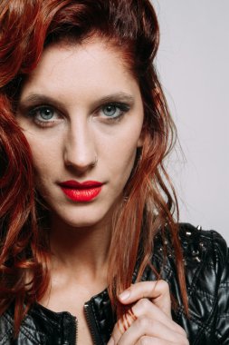 Kızıl saçlı kadını portresi