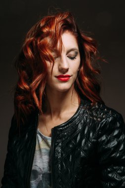 Kızıl saçlı kadını portresi