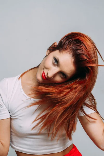 Egy vörös hajú woma portréja — Stock Fotó