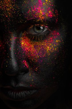 Yaratıcı sanat siyah makyaj parlak renkler ile