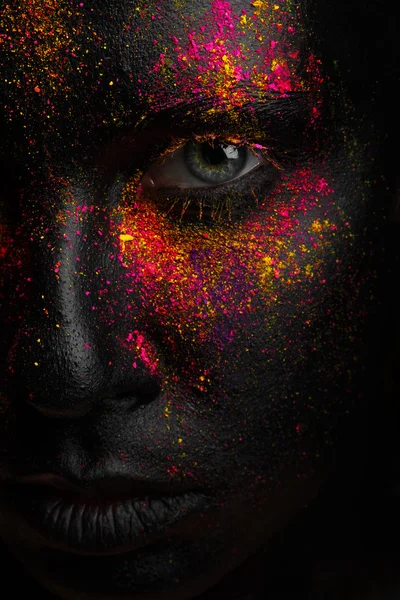 Yaratıcı sanat siyah makyaj parlak renkler ile