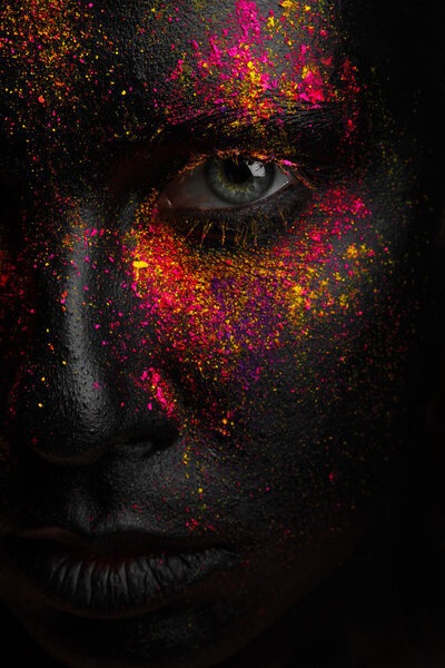 Творческое искусство черный макияж с яркими цветами
