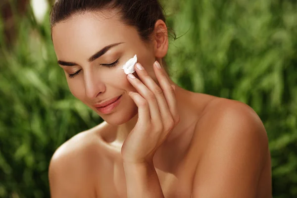 Saf deri krem açık havada ile Cilt Bakımı yapıyor ile güzel bir kızın doğal huzurlu portre