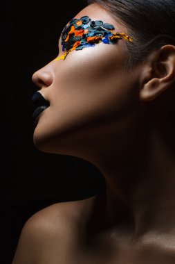 Yaratıcı sanat makyaj parlak renkler ile güzel Asyalı kız portresi