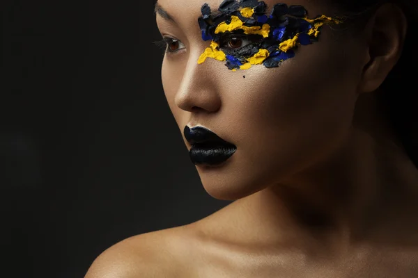 Portret van het mooie Aziatische meisje met creatieve kunst make-up met heldere kleuren — Stockfoto