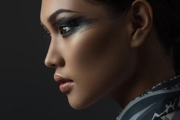 Portret van mooie Aziatische meisje met creatieve kunst make-up — Stockfoto