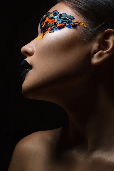 Portret van het mooie Aziatische meisje met creatieve kunst make-up met heldere kleuren — Stockfoto