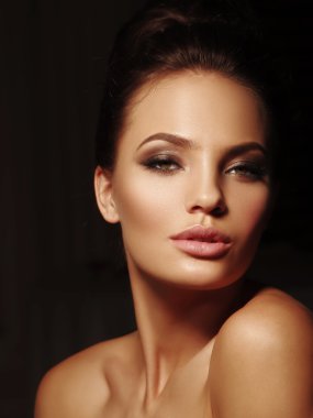 Dolgun dudaklar ve kapalı dumanlı gözler siyah arka plan ile seksi çekici çıplak esmer zarif portresi