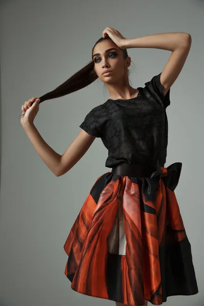 O modelo fino em saia impressa exclusiva está demonstrando a nova coleção de moda da moda — Fotografia de Stock