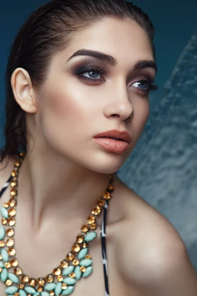 Retrato da mulher linda com cabelos castanhos com mangas molhadas e olhos fumegantes brilhantes — Fotografia de Stock