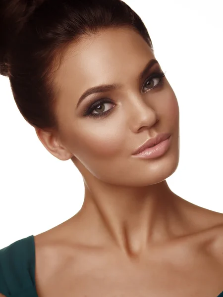 Porträt eines jungen schönen Mädchens mit gesammelten Haaren und ausdrucksstarkem Make-up auf weißem Hintergrund — Stockfoto