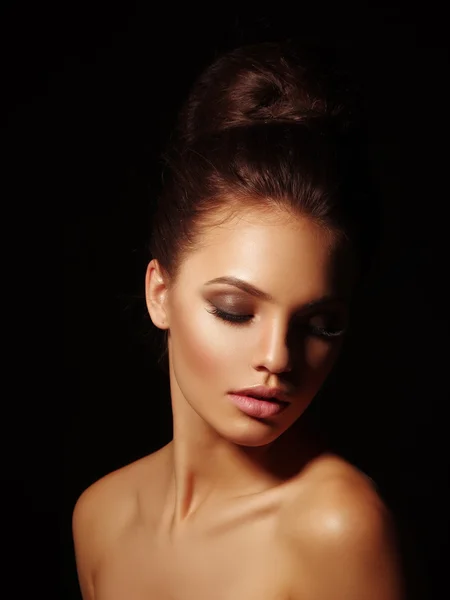 Dolgun dudaklar ve kapalı dumanlı gözler siyah arka plan ile seksi çekici çıplak esmer zarif portresi